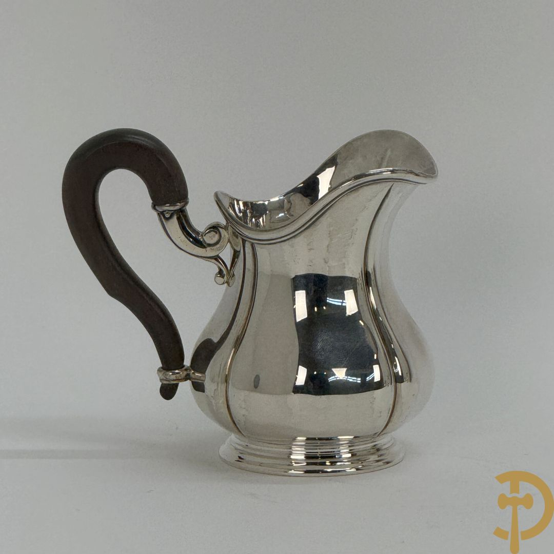 Massief zilveren koffieset bestaande uit koffiekan, theekan, melkkan en suikerpot op ovale opdienschotel, Delheid A835 gemerkt