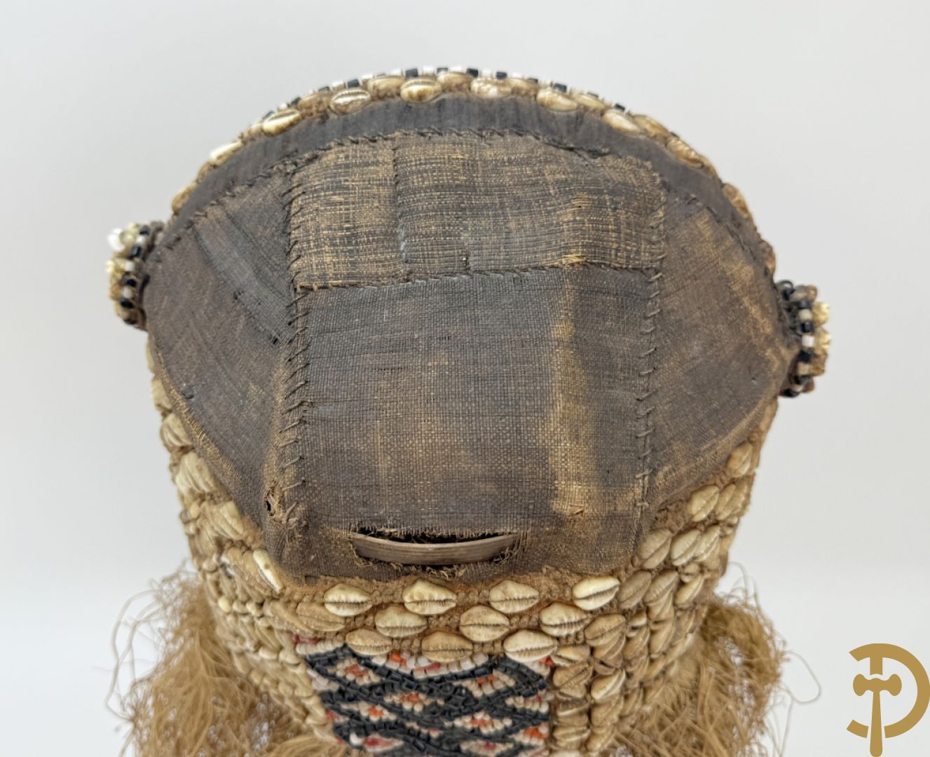 Afrikaans masker met symbolische beschildering, kralen en raffia