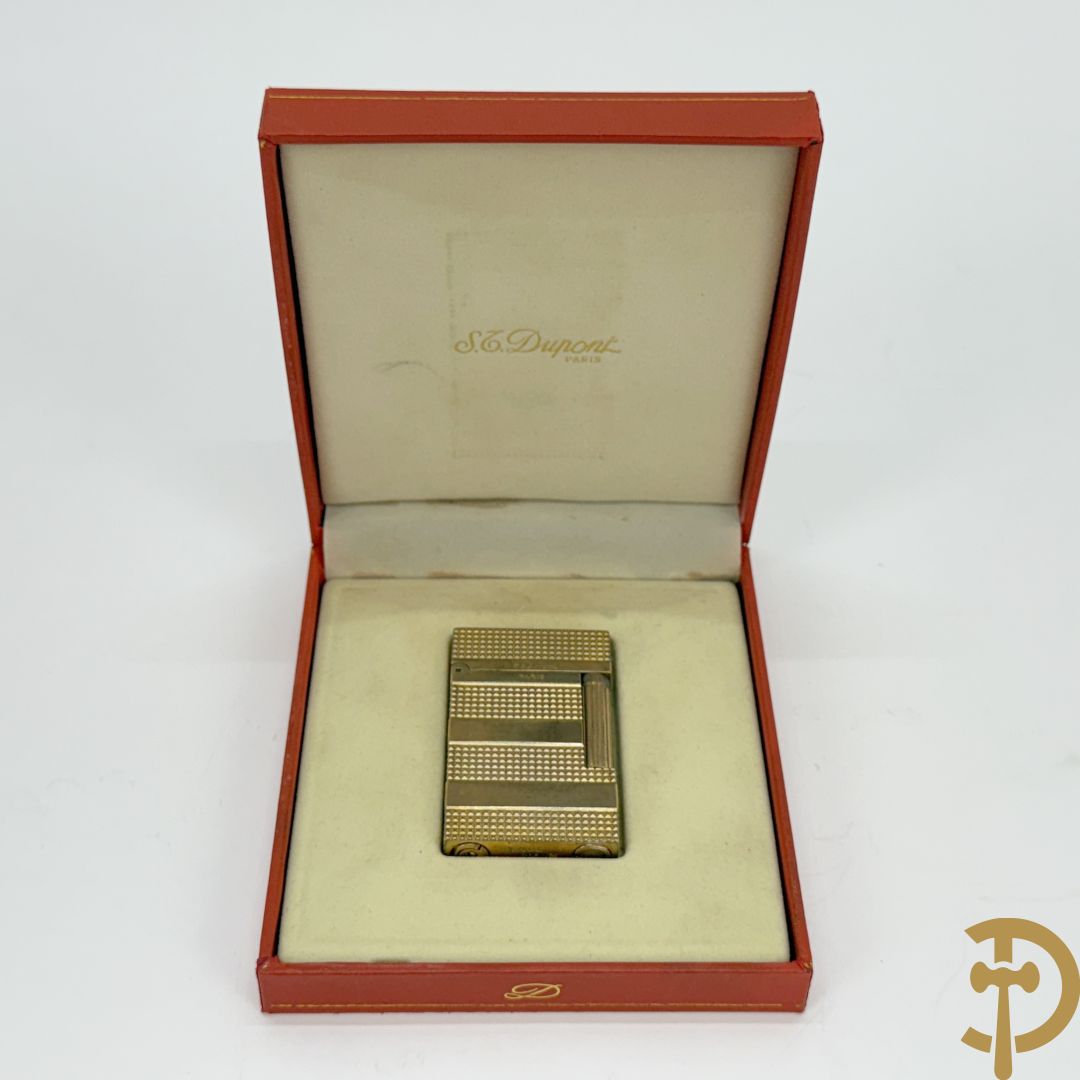 Vergulde aansteker S.T. Dupont met lijn en bandmotief serienummer "07D05A8" - in etui