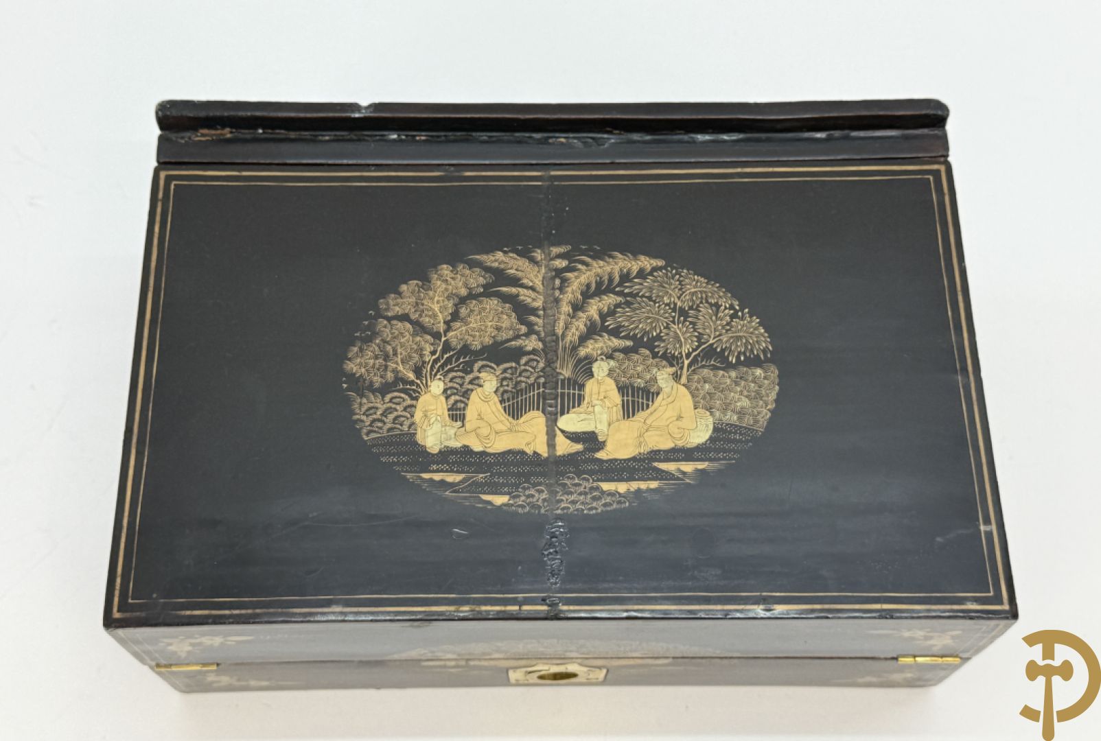 Schrijfbox in wortelnotehout met marquetterie en bovenaan een parelmoer plakkette + Japanse zwartgelakte openklapbare schrijfbox met verguld geanimeerd decor