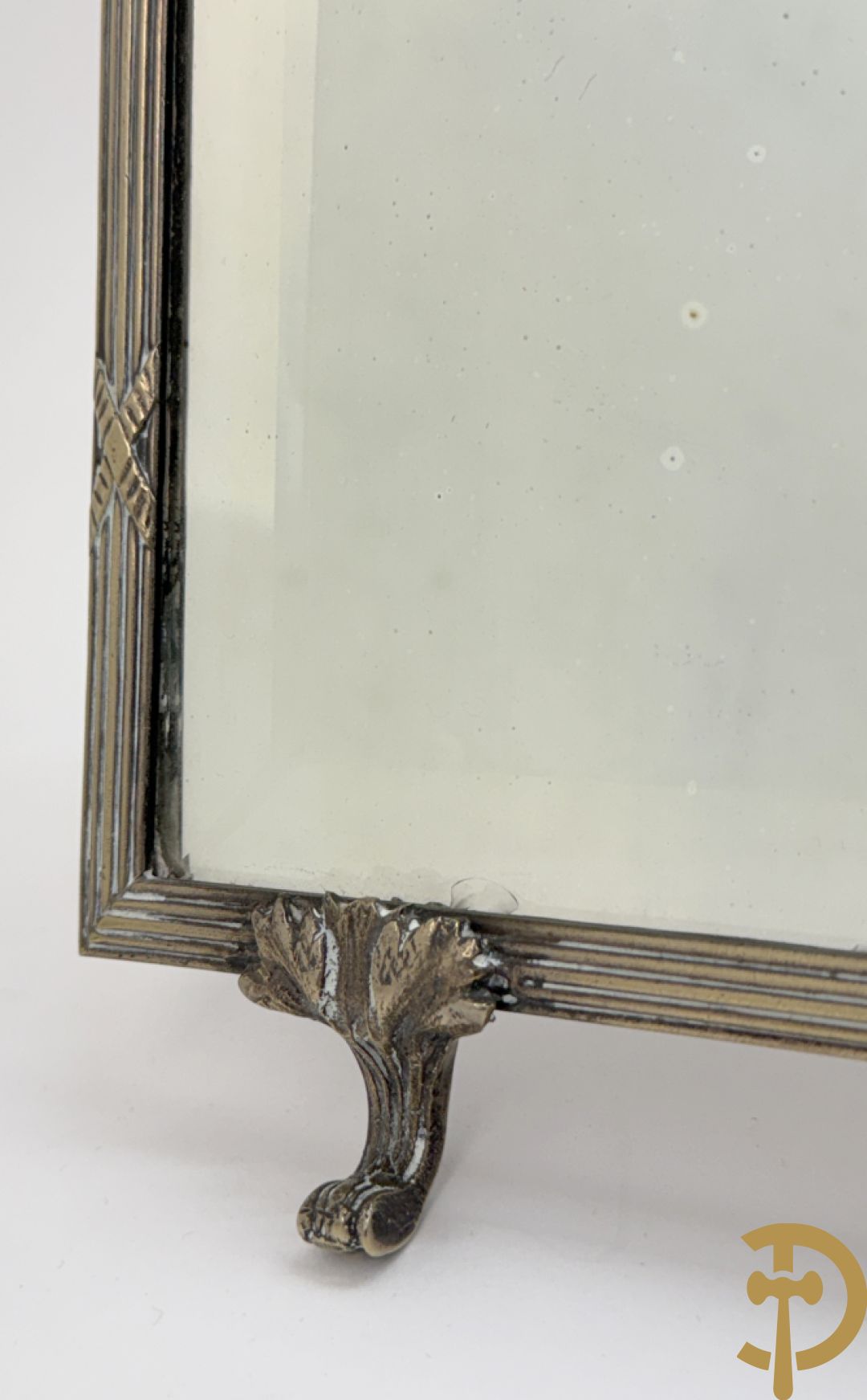 Verzilverde kader met Louis XVI motieven en geslepen spiegel + vergrootglas imet benen handvat en verzilverde montuur