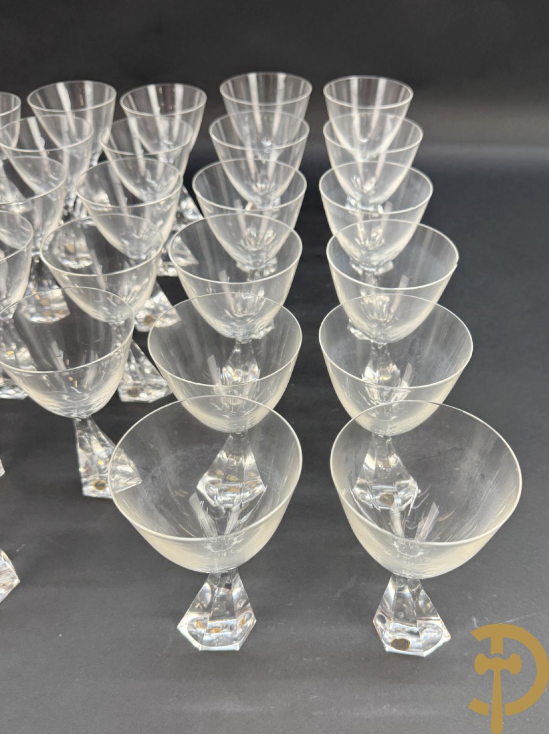 Kristallen glasservies Peill, bestaande uit 11 rode wijnglazen, 11 witte wijnglazen, 12 waterglazen en 11 champagne glazen