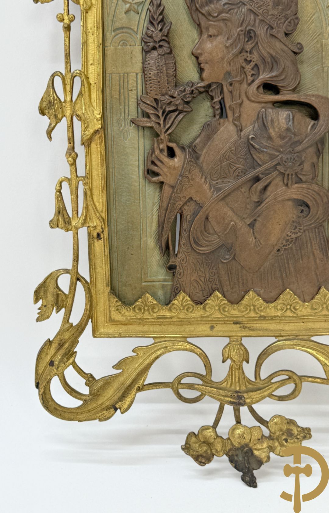 Paar vuurvergulde bronzen basreliefs met elegante dames en Jugendstil motieven