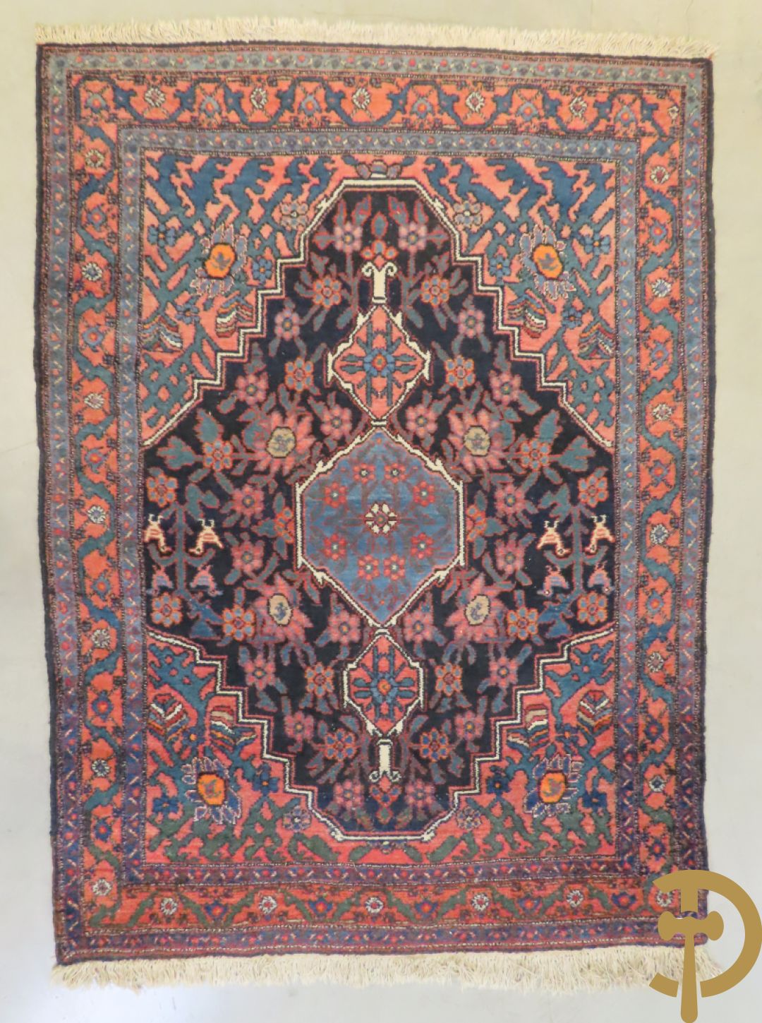 Perzische handgeknoopte loper met geometrische patronen + Perzissch handgeknoopt tapijt Senneh + Oosters handgeknoopt tapijt met bloemendecor + bidtapijtje
