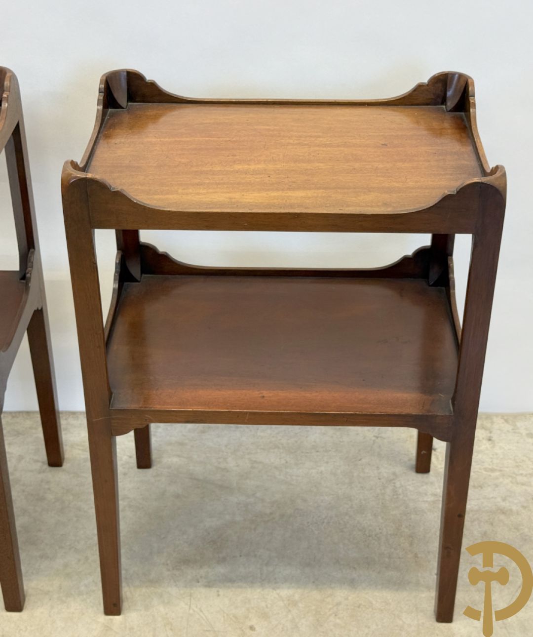 Paar Engelse notelaren bijzettafels + notelaren cakestand + notelaren salontafel met leder bekleed