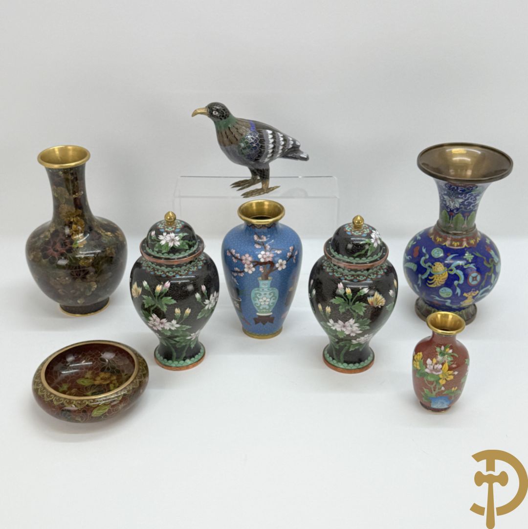 Acht stuks cloisoné w.o. paar dekselpotiches met bloemendecor, 4 vaasjes, coupe en vogel