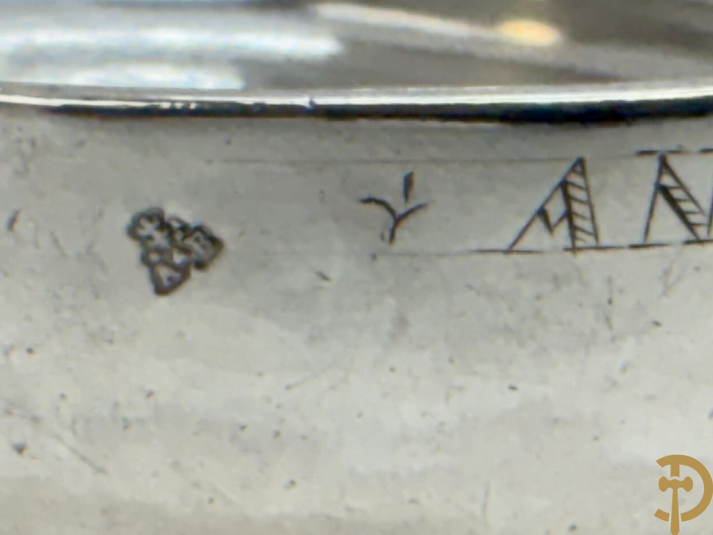 Massief zilveren schaal met handvaten in schelpvorm , Parijs 1752-1753, zilversmid Antoine Bailly, het meesterteken is aangebracht op beide handvaten en middenstuk, met décharge stempel paardenhoofd