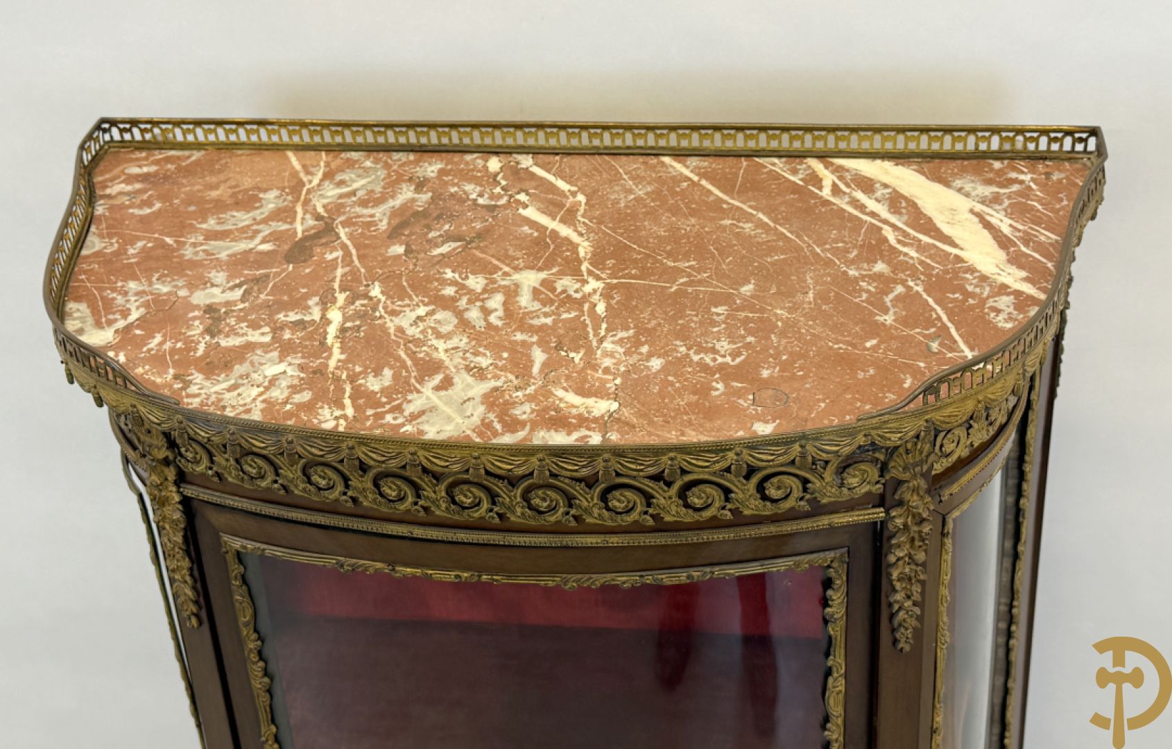 Notelaren vitrine bezet met bronsbeslag en gebogen ruitjes, bovenaan met marmeren blad
