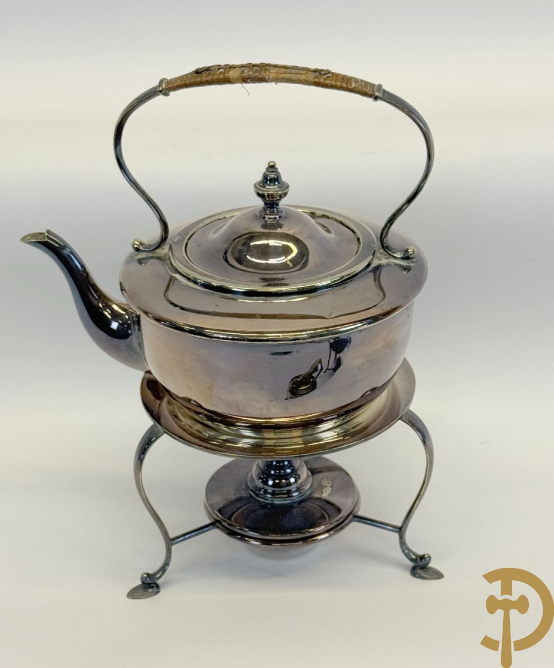 Vijf verzilverde theekannen, 2 verzilverde samovar en verzilverde suikerpot
