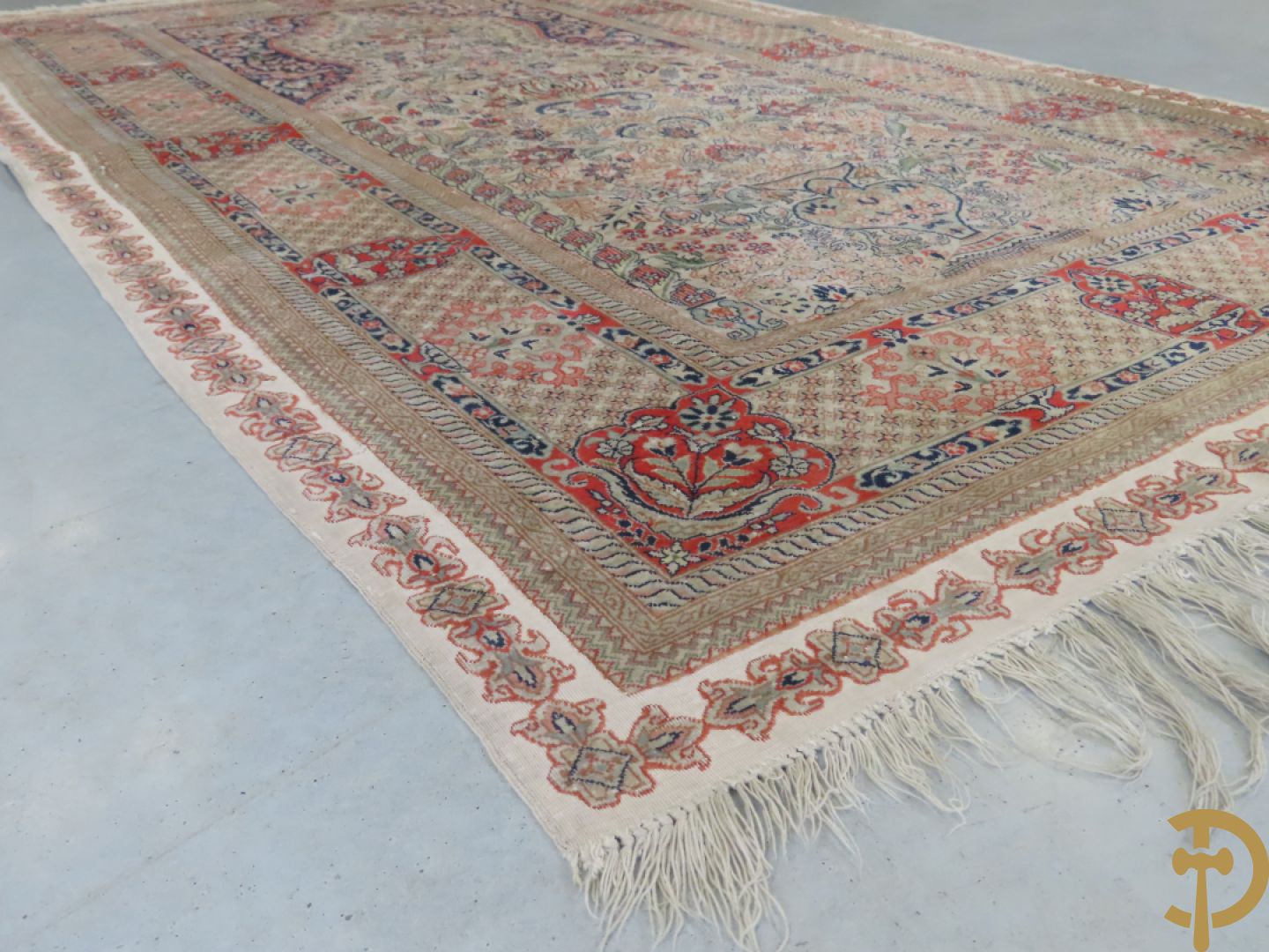 Zijden handgeknoopt tapijt met amfoor en bloemendecor