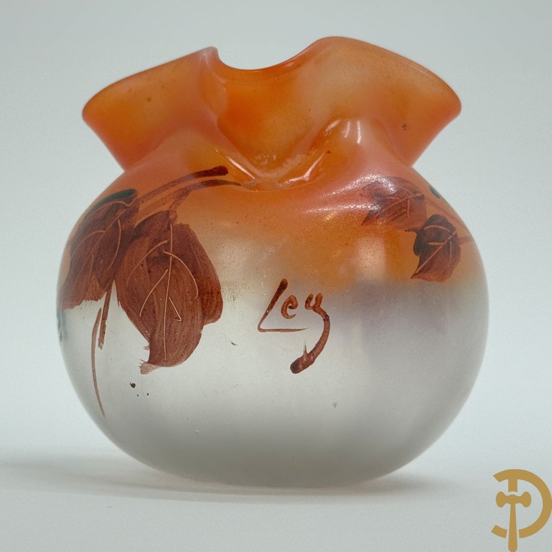Bol vaasje met beschilderd bloemendecor, Leg. getekend (Legras)