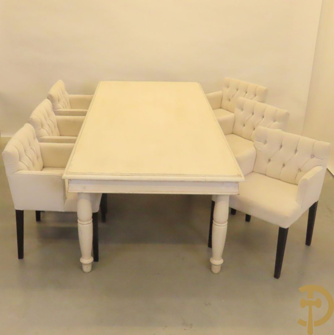 Wit geceruseerde rechthoekige tafel op ballusterpoten + 6 wit gecapitoneerde armstoelen