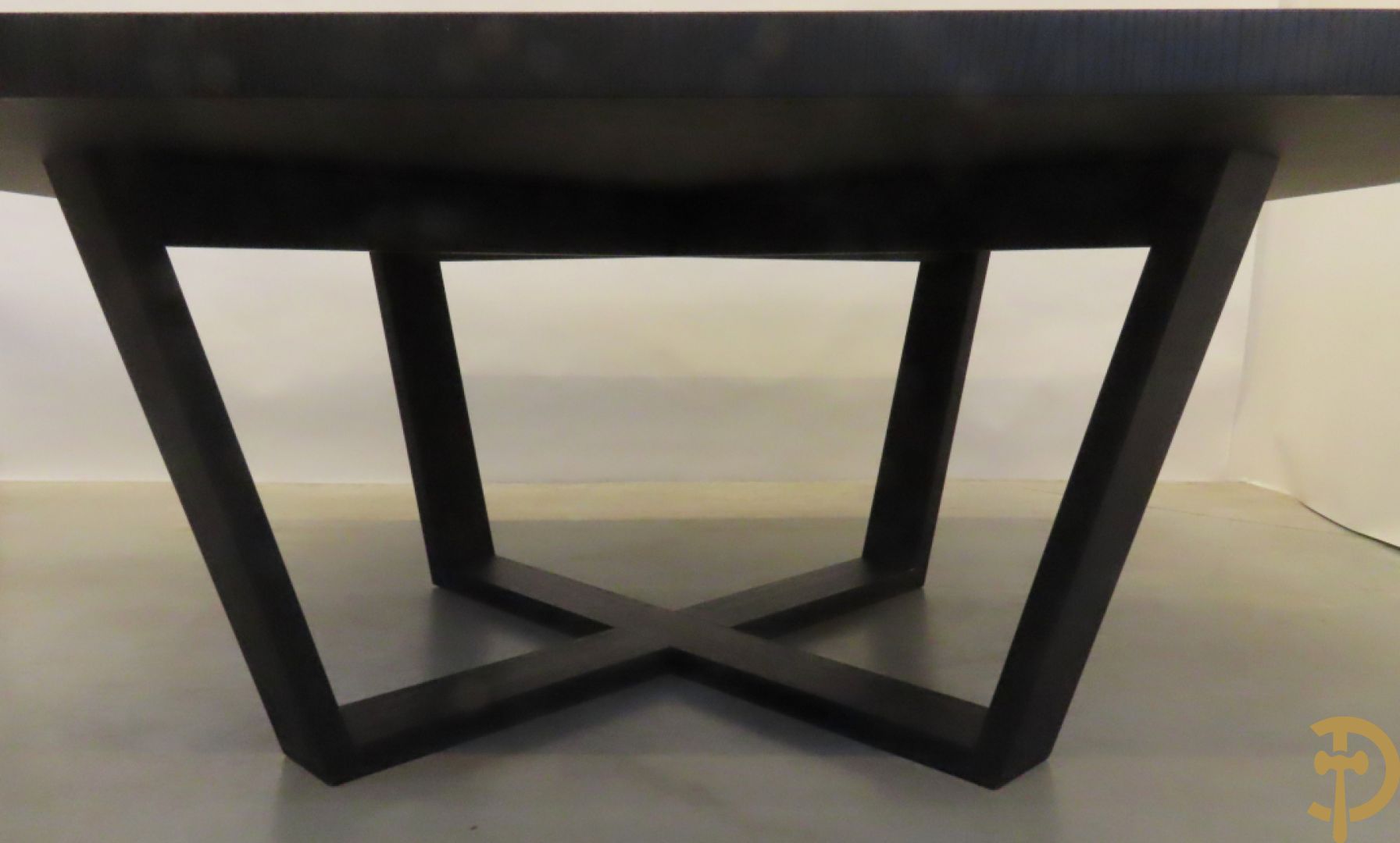 Grote moderne vierkante tafel met zwartgelakt ruitvormig fineer op kruisvormige voet, Maxalto uitgegeven door B & B Italia
