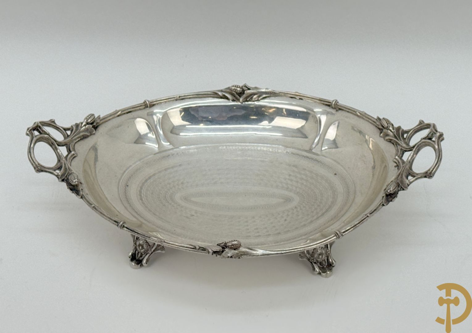 Massief zilveren coupe met accanthusranken en geciseleerd decor, op 4 elegante pootjes