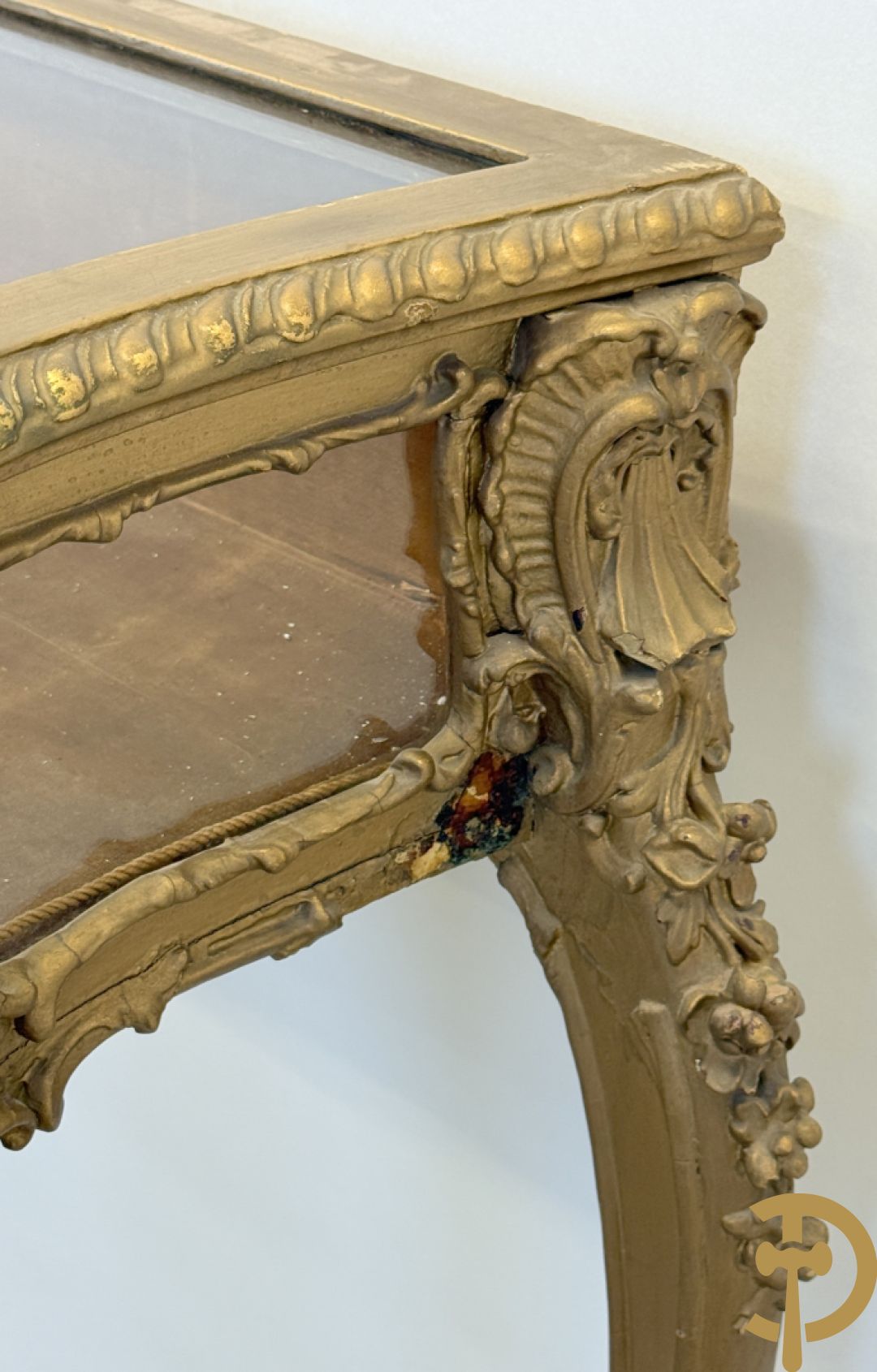 Vergulde Louis XV juwelenvitrine met openklapbaar deksel, bezet met rocailles, op voluutvormige poten