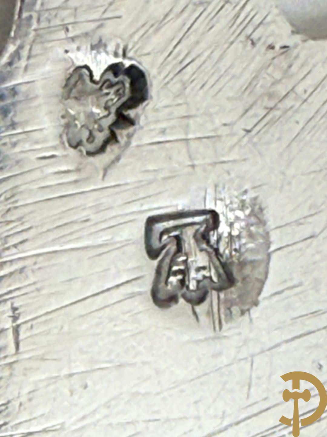 Massief zilveren schaal met handvaten in schelpvorm , Parijs 1752-1753, zilversmid Antoine Bailly, het meesterteken is aangebracht op beide handvaten en middenstuk, met décharge stempel paardenhoofd