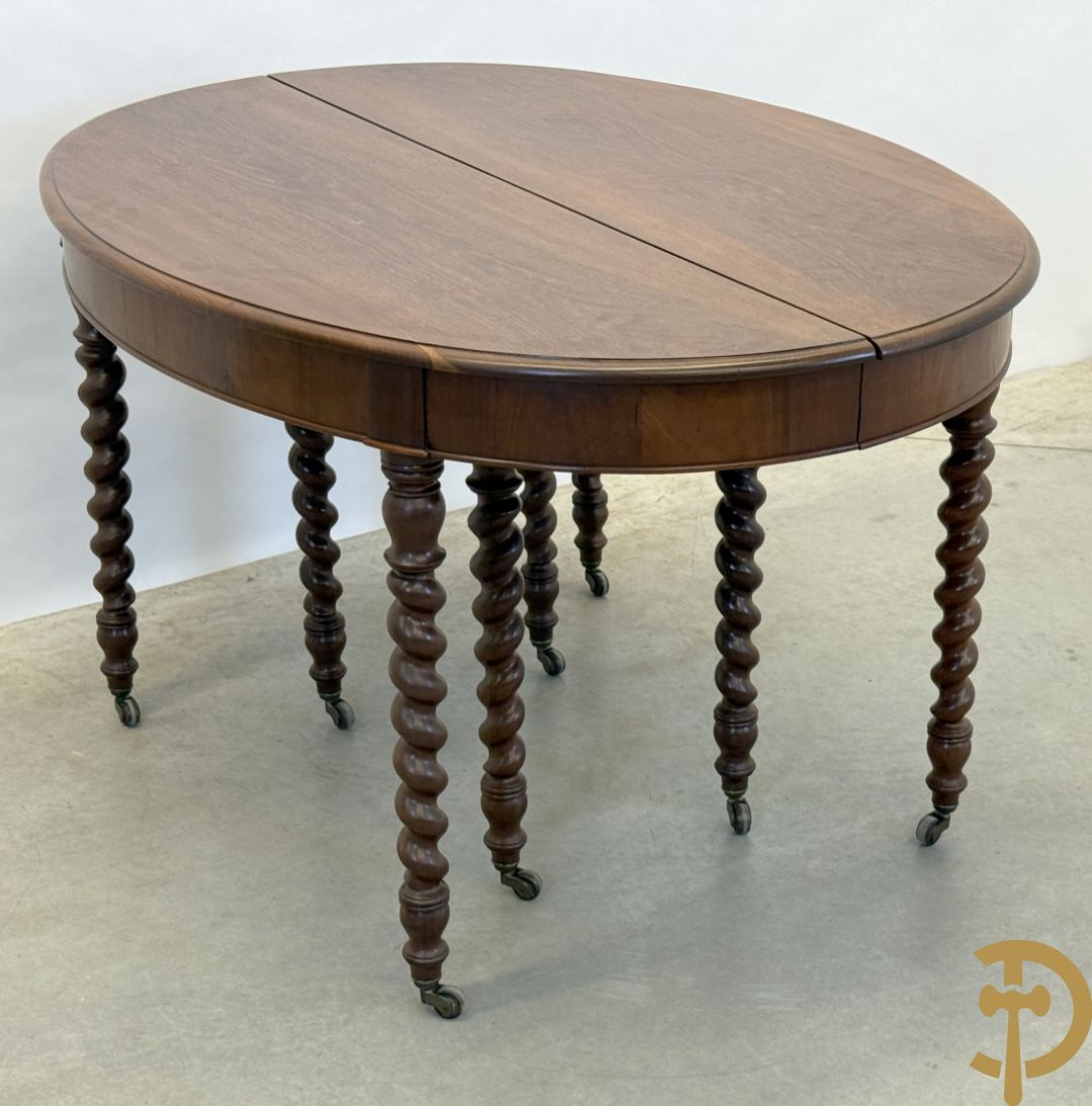 Massieve mahoniehouten Charles X tafel op 8 getorste en gespiegelde poten, midden 19e