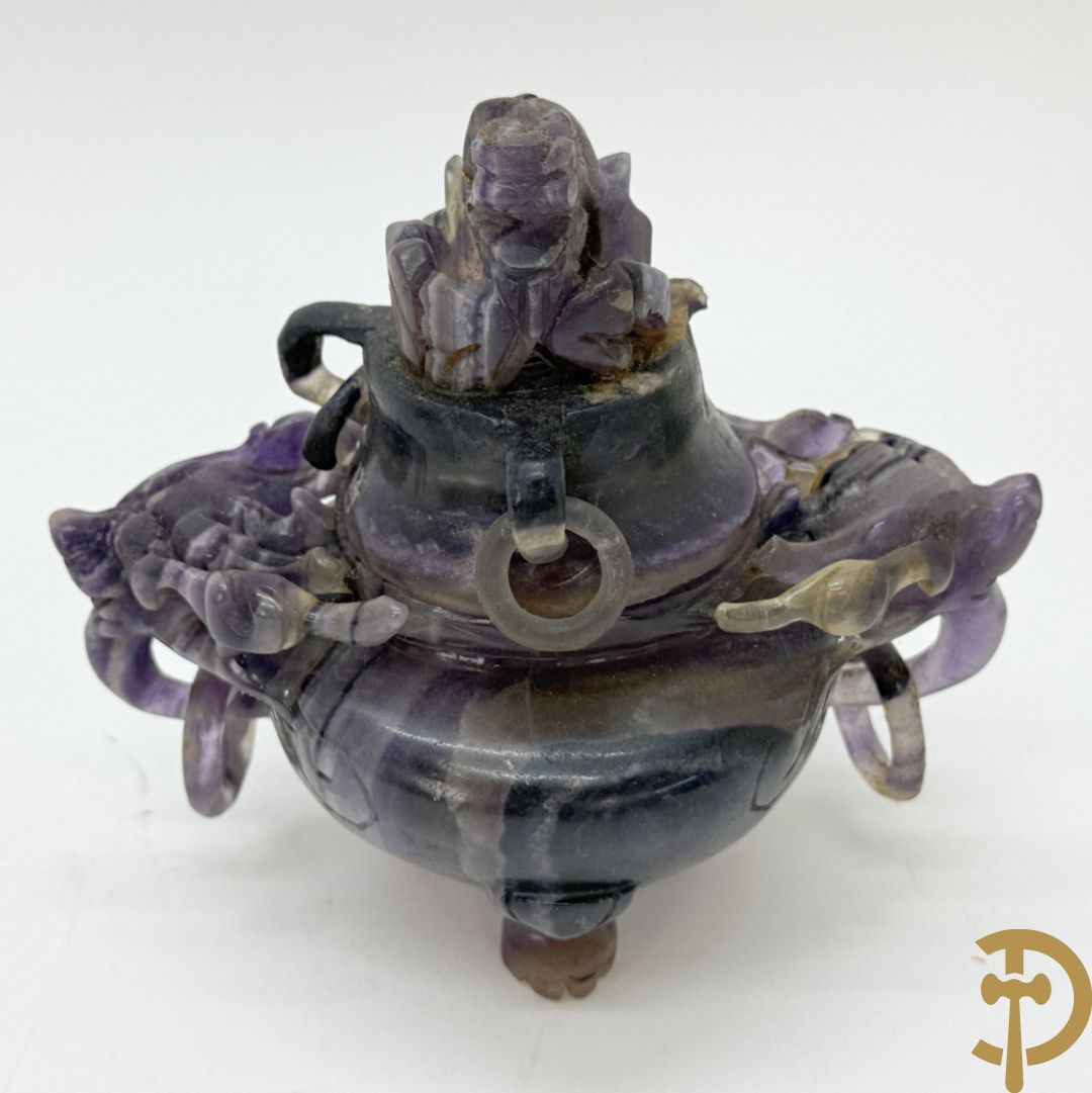 Drie Chinese handgesculpteerde urnes in gesteente met drakendecor (jade, amethist en fluoriet)