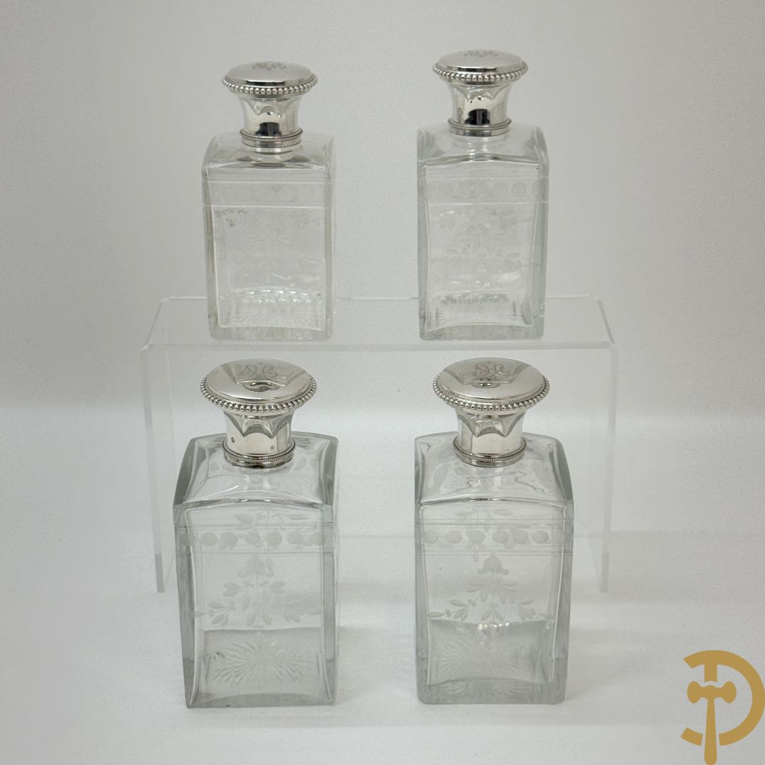 Vier karaffen met geslepen bloemenmotief bezet en  massief zilveren dop, met initialen HV, zilver gemerkt met minerva stempel 1e gehalte, maker J. Gruhier