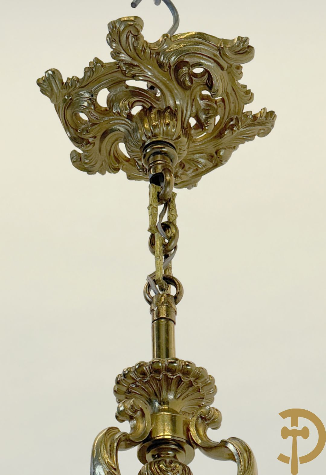 Vijfarmige luchter bezet met roosjes, Louis XV stijl bezet met accanthusranken