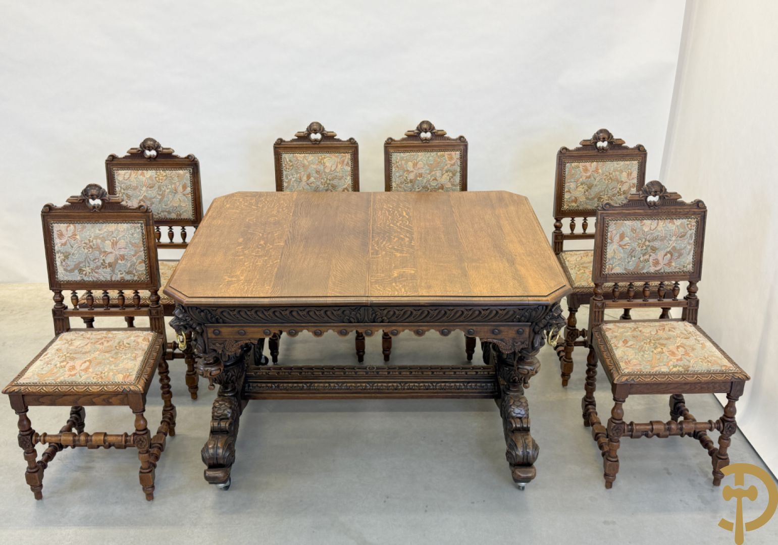 Massief eiken dolfijnetafel met knorrenlijst en leeuwenkoppen, Neo Renaissence stijl + 6 eiken stoelen met sculptuur