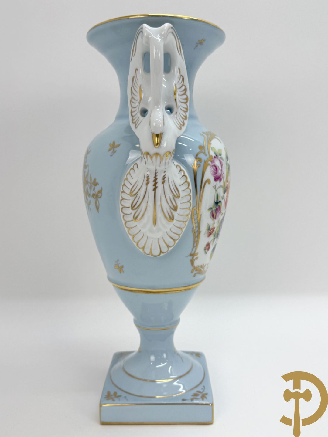 Mooi lot Limoges porselein bestaande uit grote en kleine Medici vaas met bloemendecor, 3 cache pots, bord, 2 coupes, Tas en schoteltje (9 stuks in totaal)
