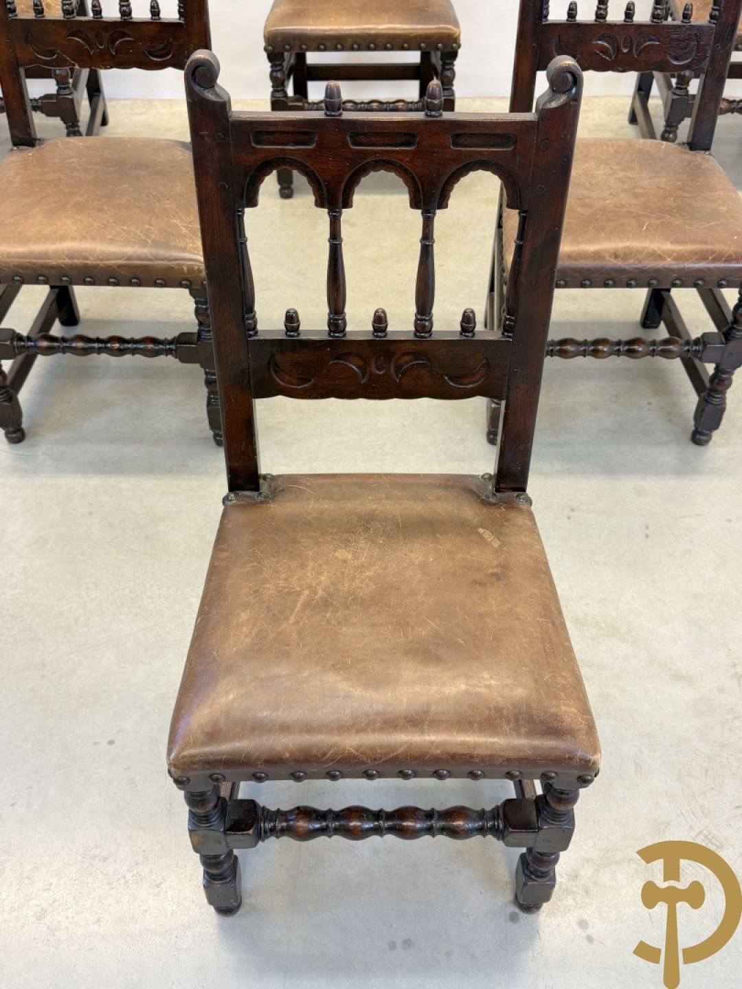 Grote massief eiken openklapbare gatelegg tafel + 6 Engelse eiken stoelen met lederen zitting