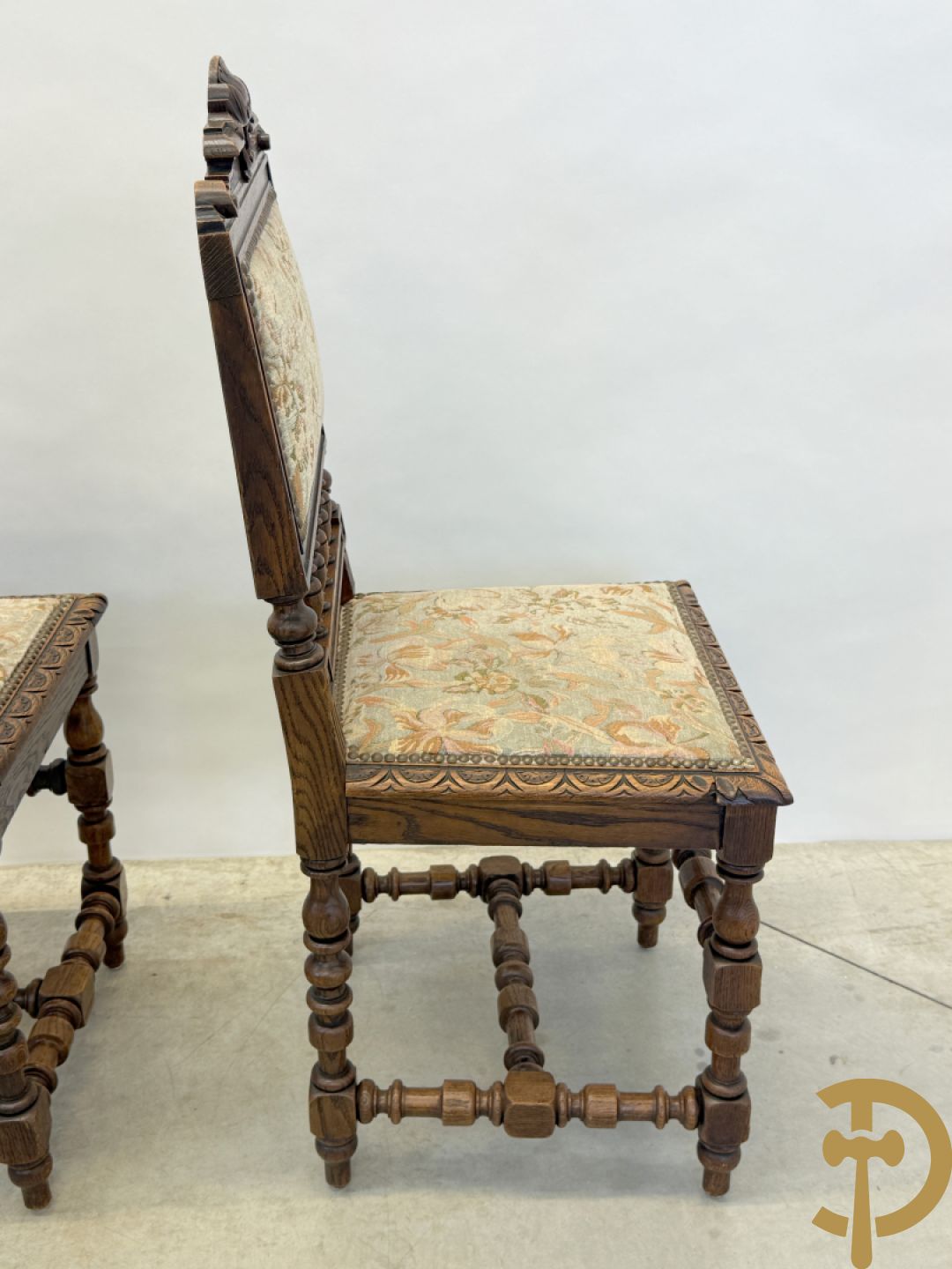 Massief eiken dolfijnetafel met knorrenlijst en leeuwenkoppen, Neo Renaissence stijl + 6 eiken stoelen met sculptuur