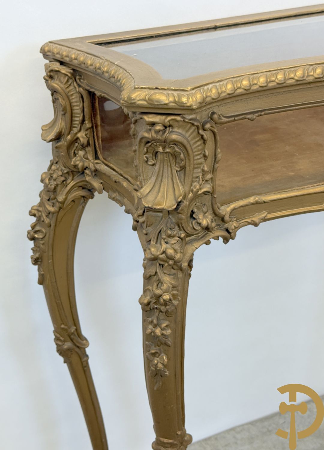 Vergulde Louis XV juwelenvitrine met openklapbaar deksel, bezet met rocailles, op voluutvormige poten