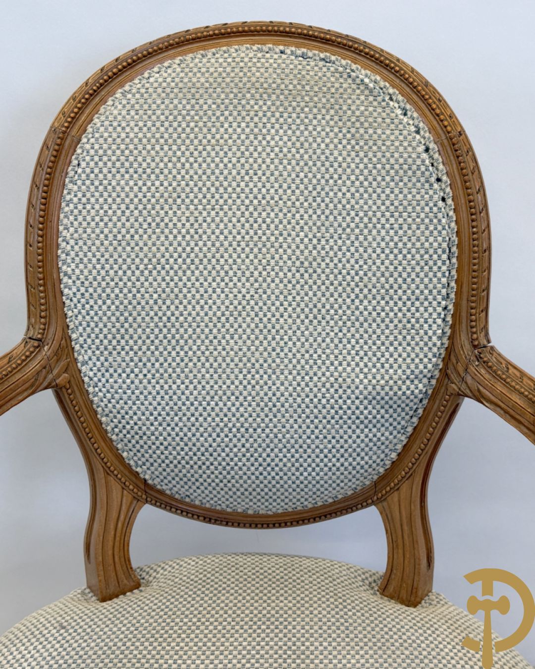 Paar beukenhouten Louis XVI stijl armzetels met medaillon