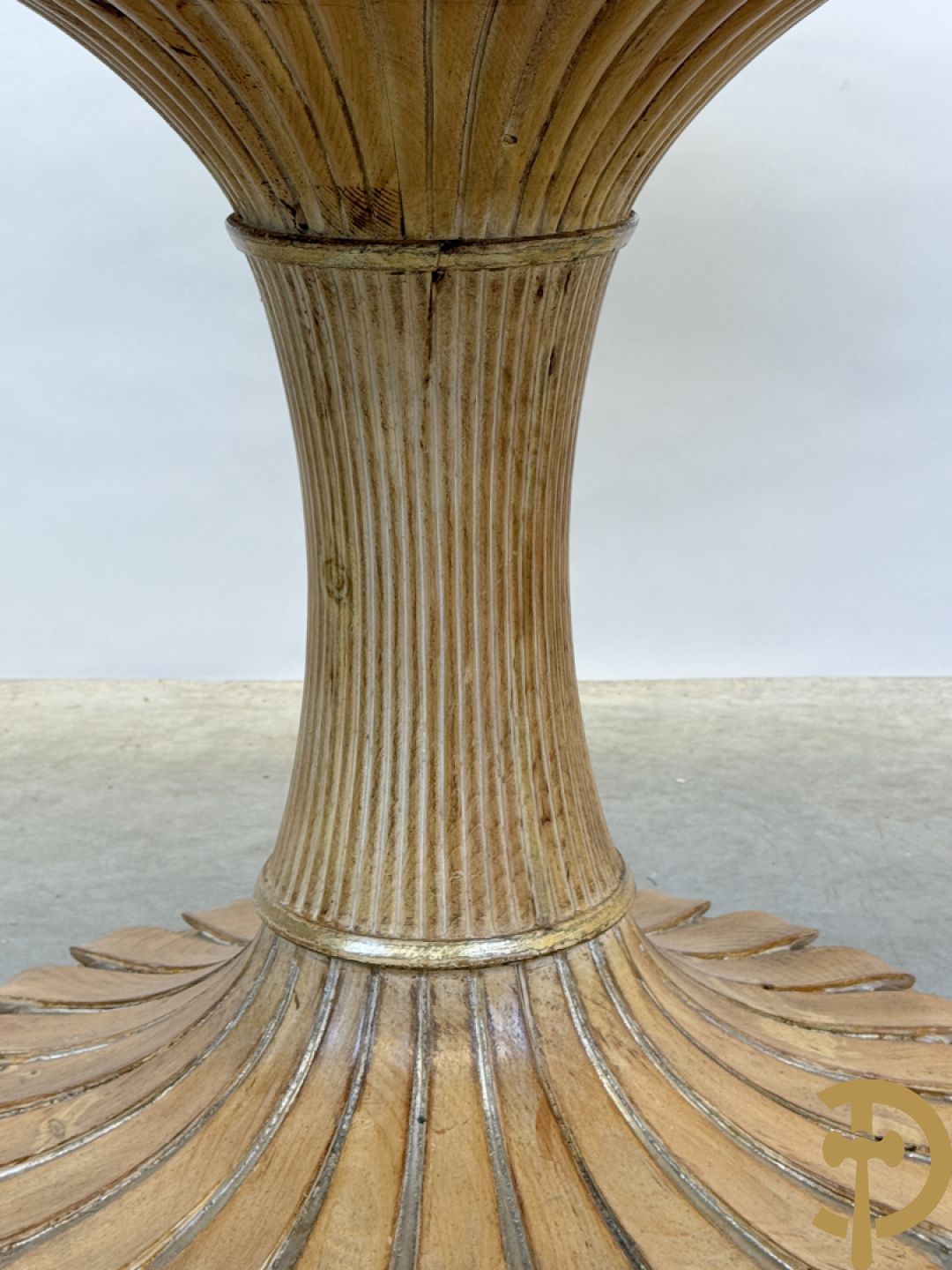 Ronde tafel met houtgesculpteerde korenaren, deels verguld, en glazen blad + 5 bijhorende Louis XVI stoelen met gecanneerde rug en zitting