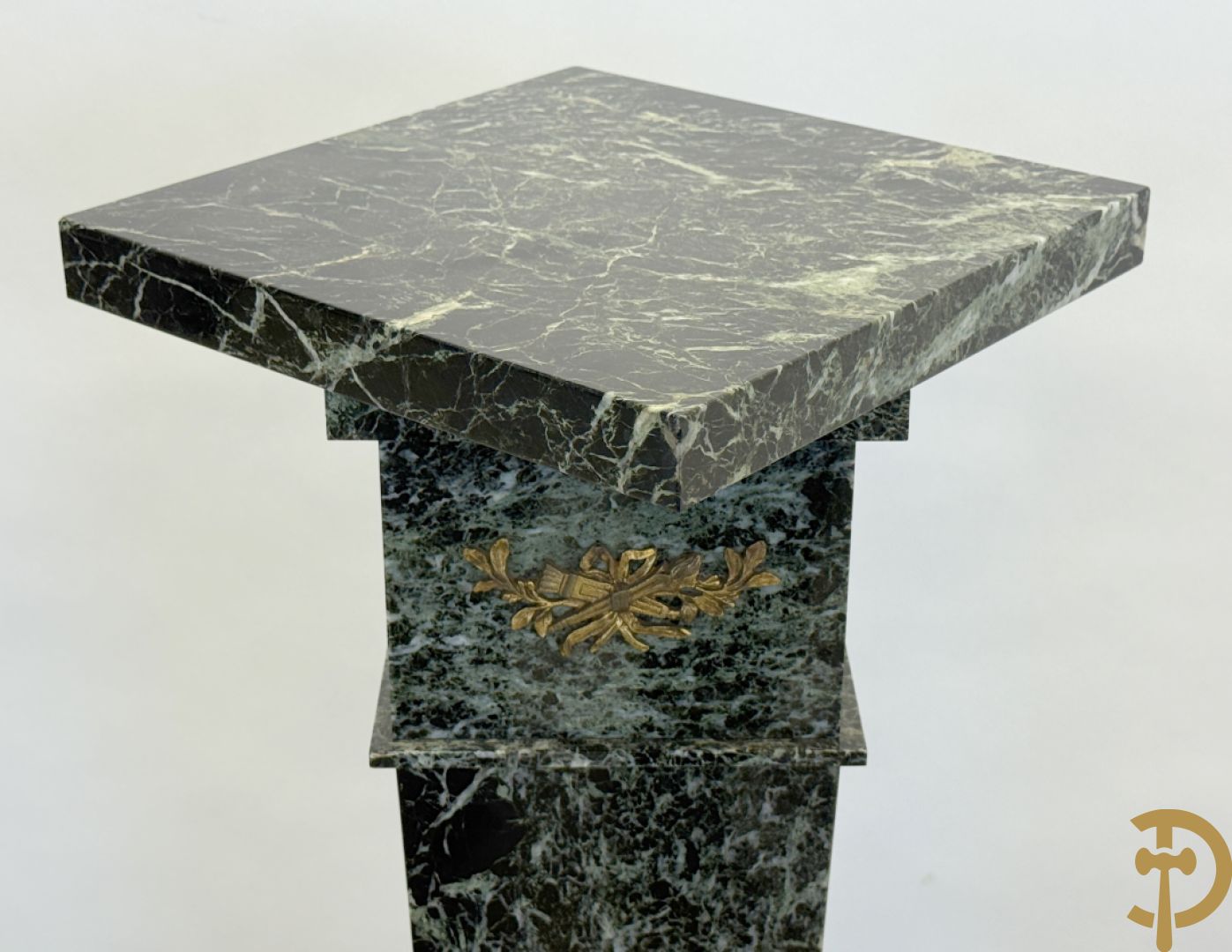 Zwart geaderde marmeren vierkante zuil met Louis XVI bronsbeslag, met afneembare plateau