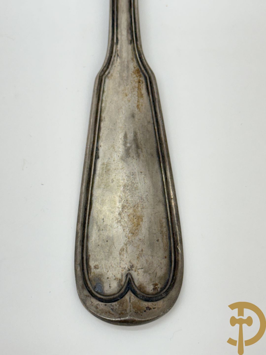 Massief zilveren bestek Louis Philippe model met initialen bestaande uit 13 soeplepels (853 gram), 9 vorken (657 gram), 3 dessertlepels (59 gram) en 1 pollepel (221 gram)
