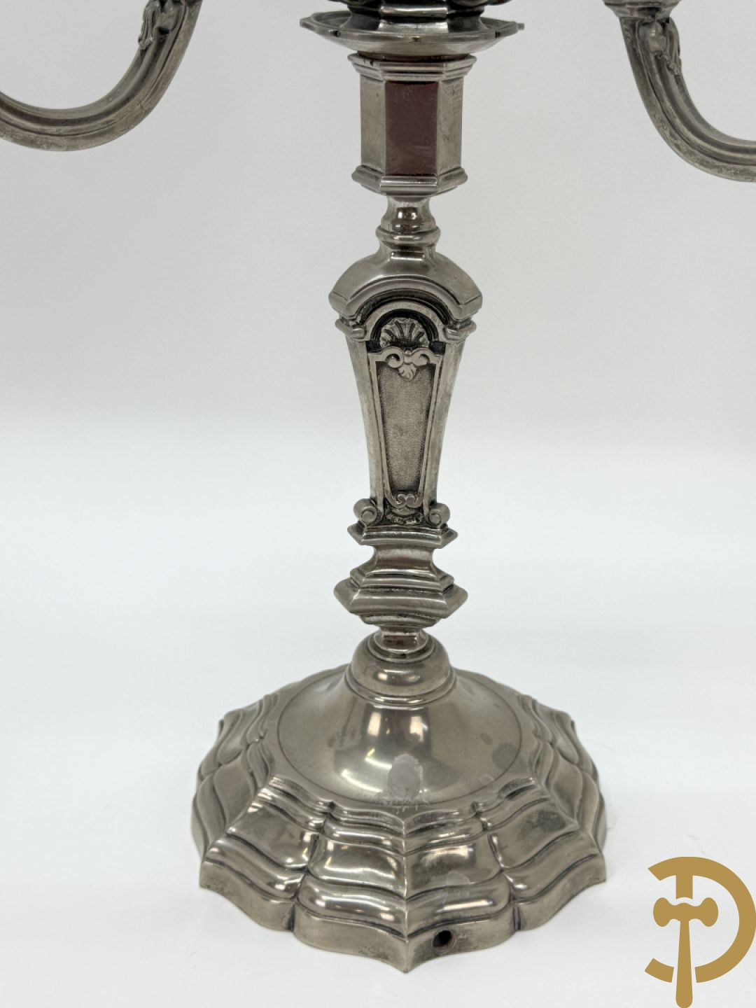 Paar Franse verzilverde metalen vierarmige kandelaars, Louis XIV stijl