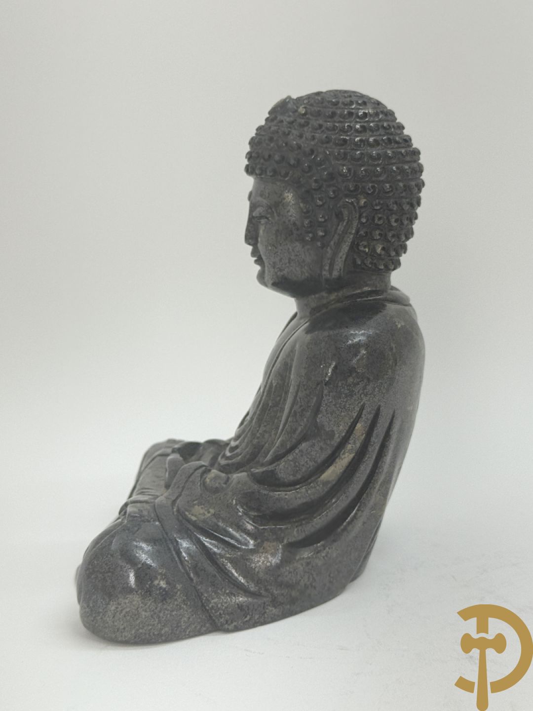 Zwart/witte nefriet sculptuur van geisha in gebergte + speksteensculptuur met bloemen + zittende boedha in nefriet + 9 kleine sculpturen in jadeiet