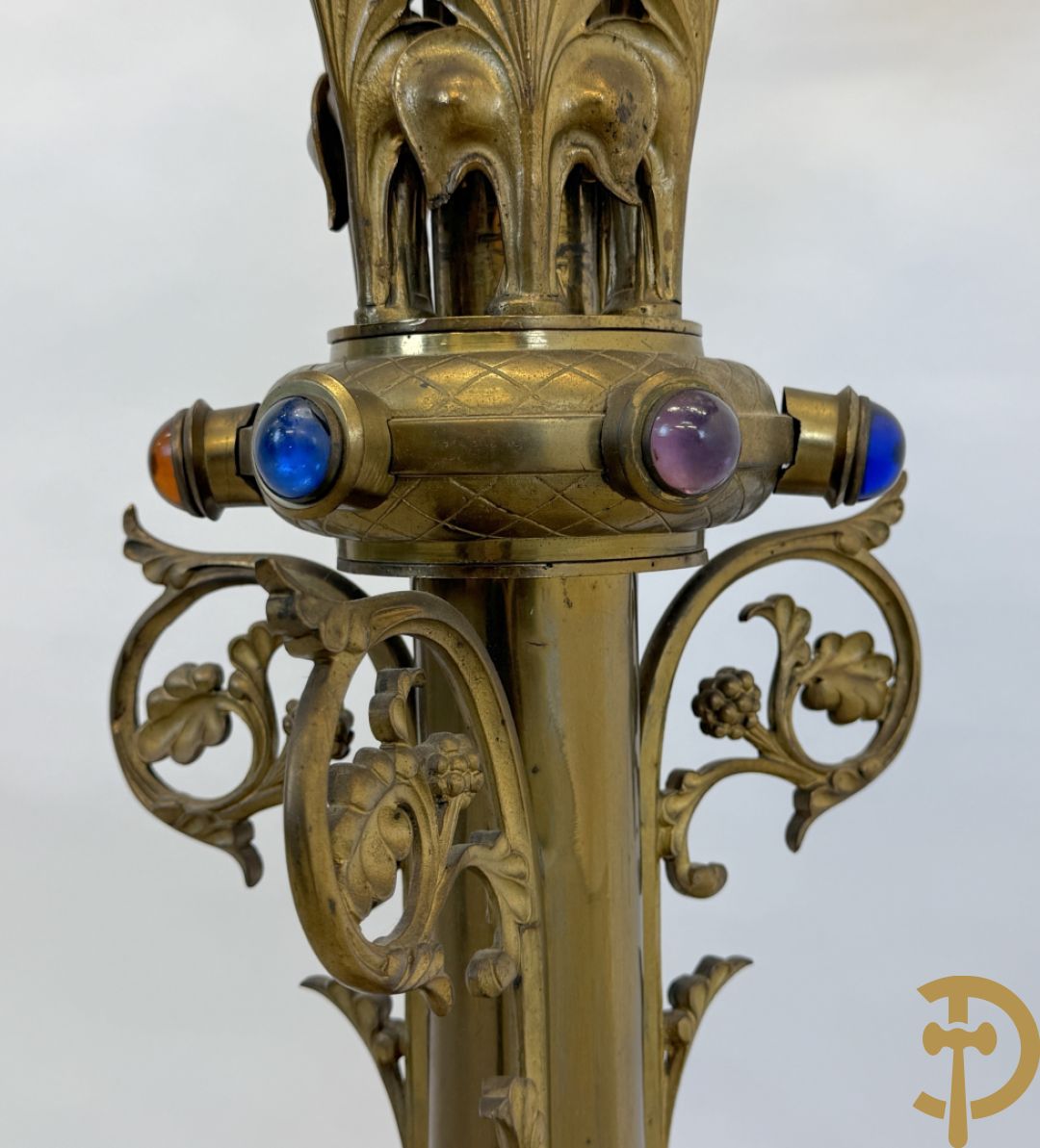 Koperen Neo Gotieke kerkkandelaar met 2 étages, versierd met bladranken, kastelen, spuwers en draken