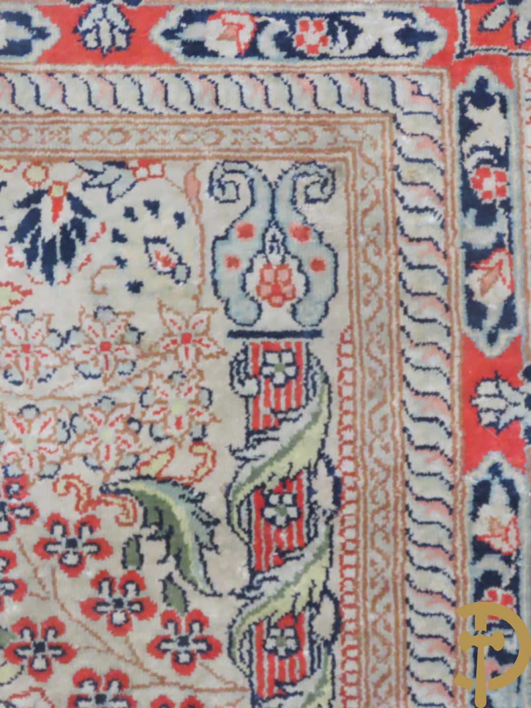 Zijden handgeknoopt tapijt met amfoor en bloemendecor