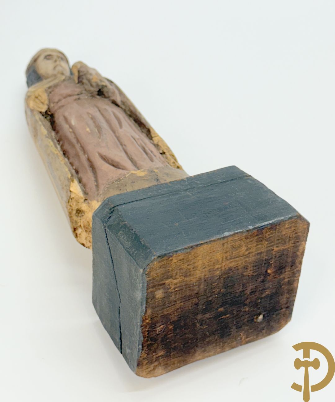 Volkse houtsculptuur van Heilige figuur met lam