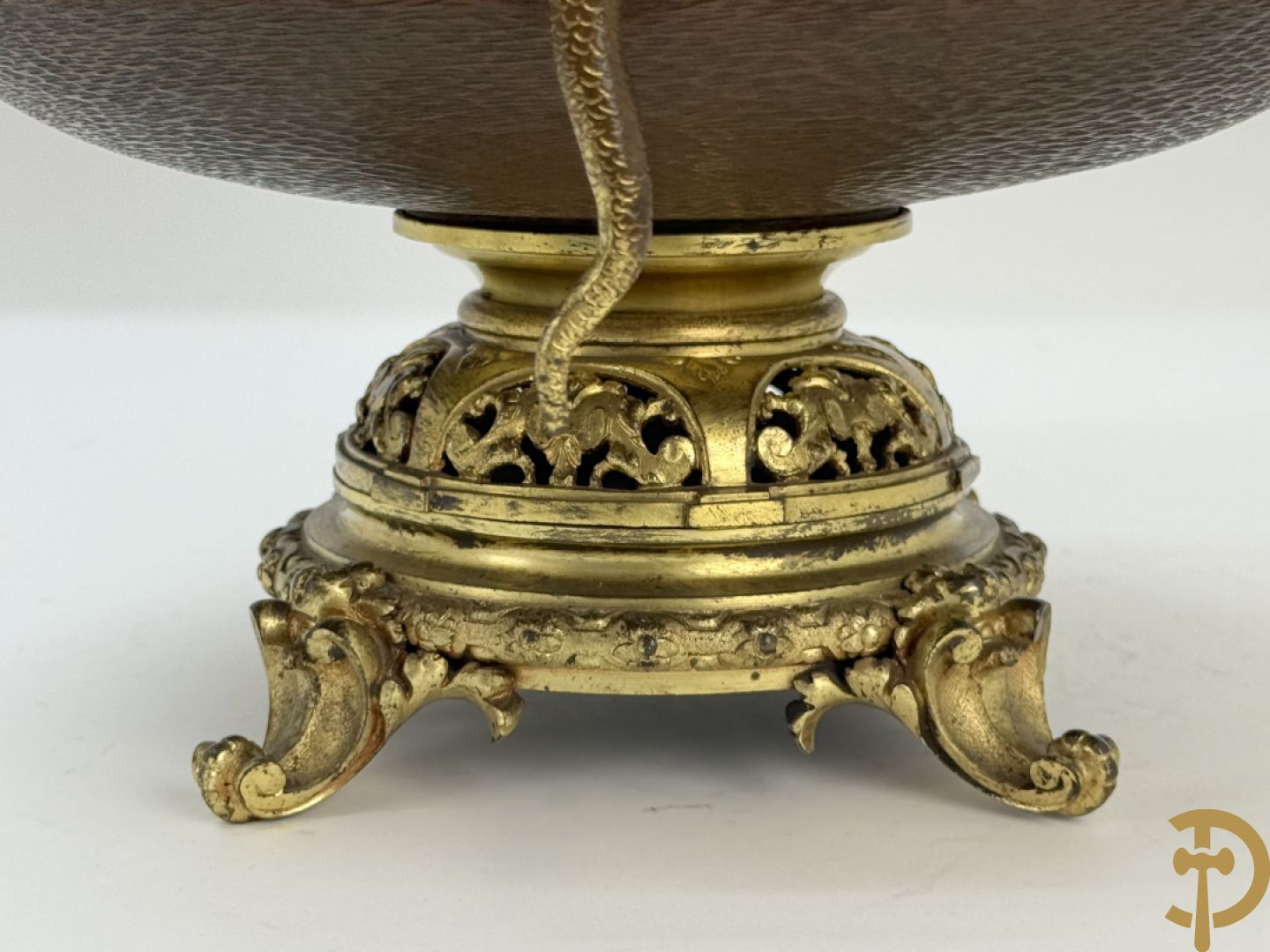 Koperen siervaas met bronzen ornamenten van hagedissen en draken