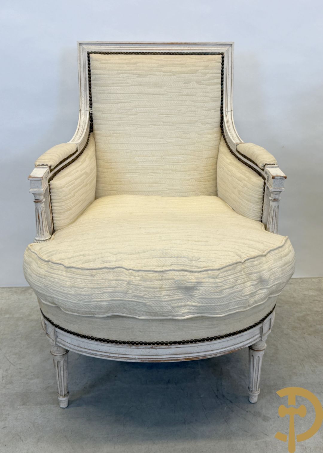 Paar wit gemonochromeerde bergères Louis XVI stijl + bijzettafeltje met lade op voluutvormige pootjes