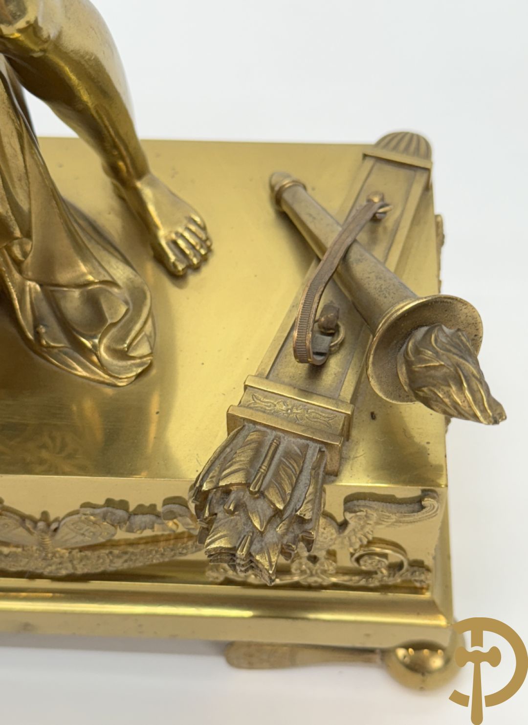Vuurvergulde Franse bronzen Empire stijl pendule, harpvormige horloge met gevleugelde Griekse mythologische figuur, Erso die zijn lier bespeelt - Deniere et E. Mattelin, Fabricants de Bronze