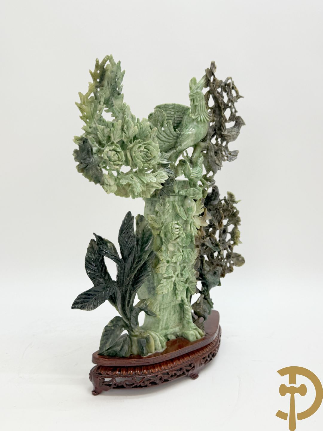 Chinese handgesculpteerde sculptuur in speksteen met amfoor, bloemen en vegelmotieven (tweedelig)