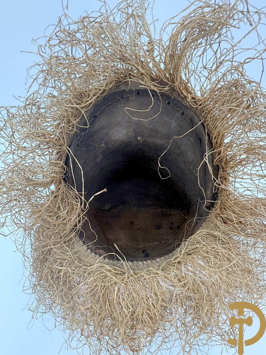 Afrikaans masker met symbolische beschildering, kralen en raffia