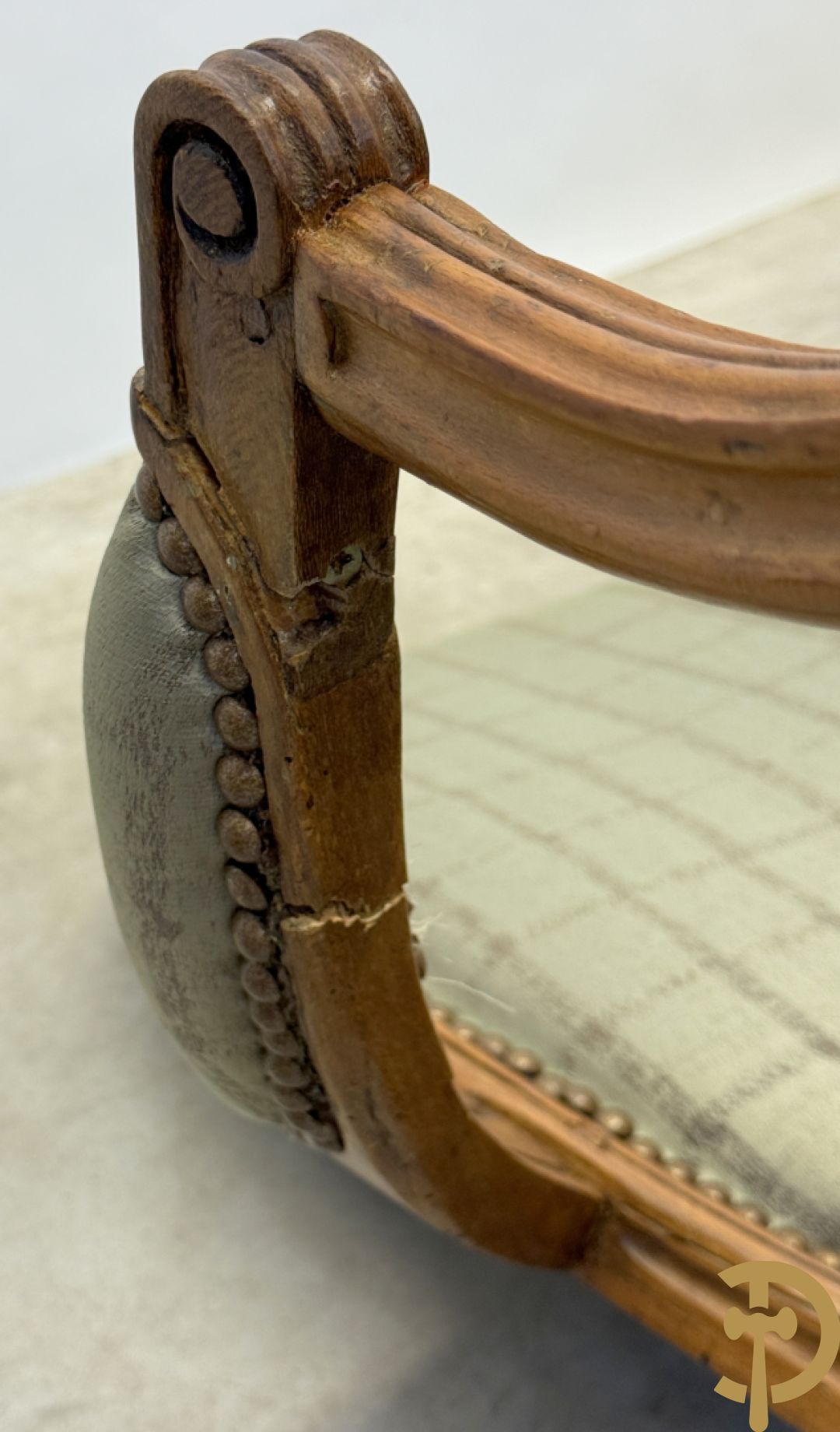 Paar Louis XVI stijl armzetels met ovale medaillon - op gecanneleerde poten