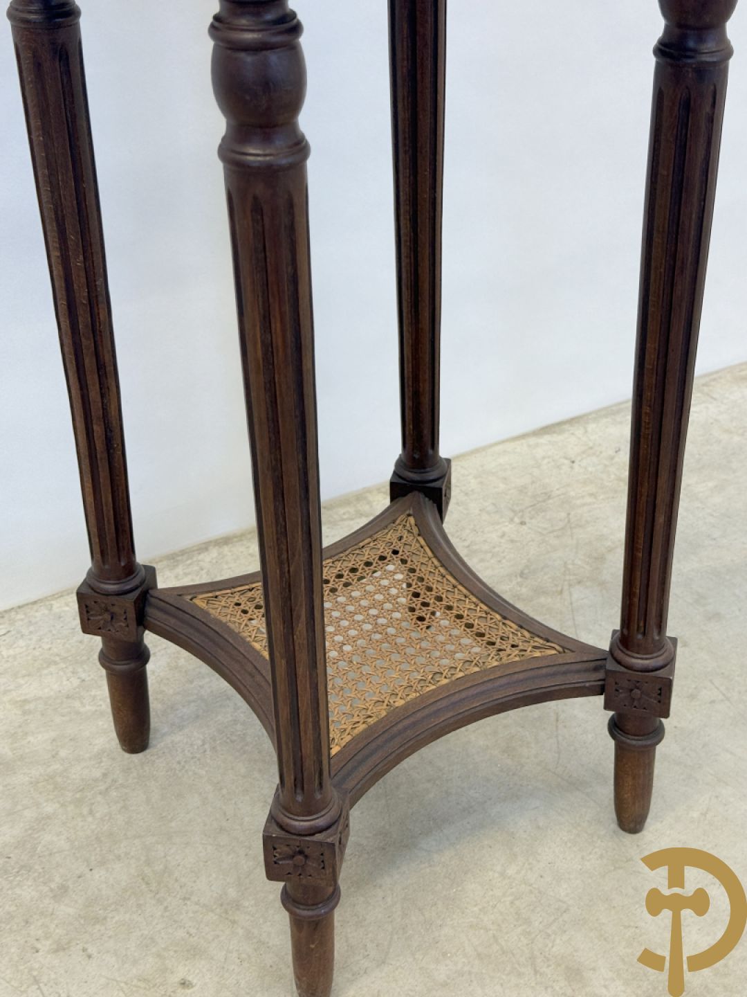 Vergulde sokkel met marmeren blad op 4 gecanneleerde poten + gemonochromeerde Louis XVI sokkel + sokkel Louis XVI stijl op gecanneleerde poten