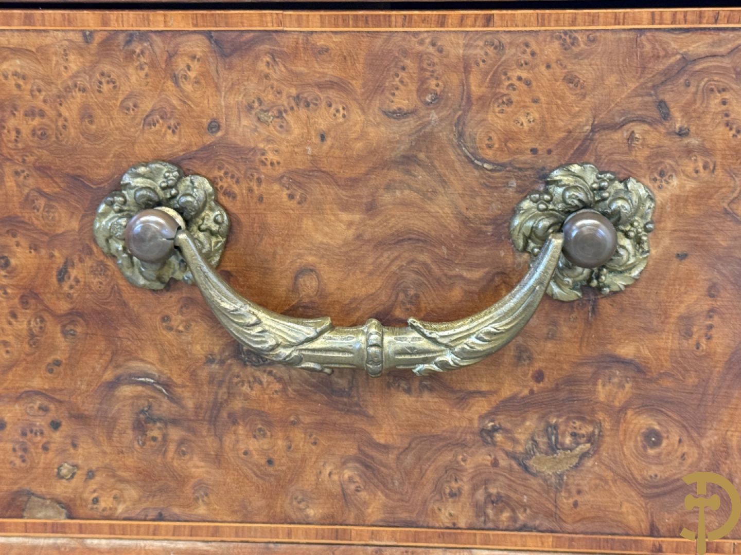 Wortelnotehouten drieladencommode met bronsbeslag van mazarinkoppen en accanthusranken, bovenaan met rood geaderd marmeren blad