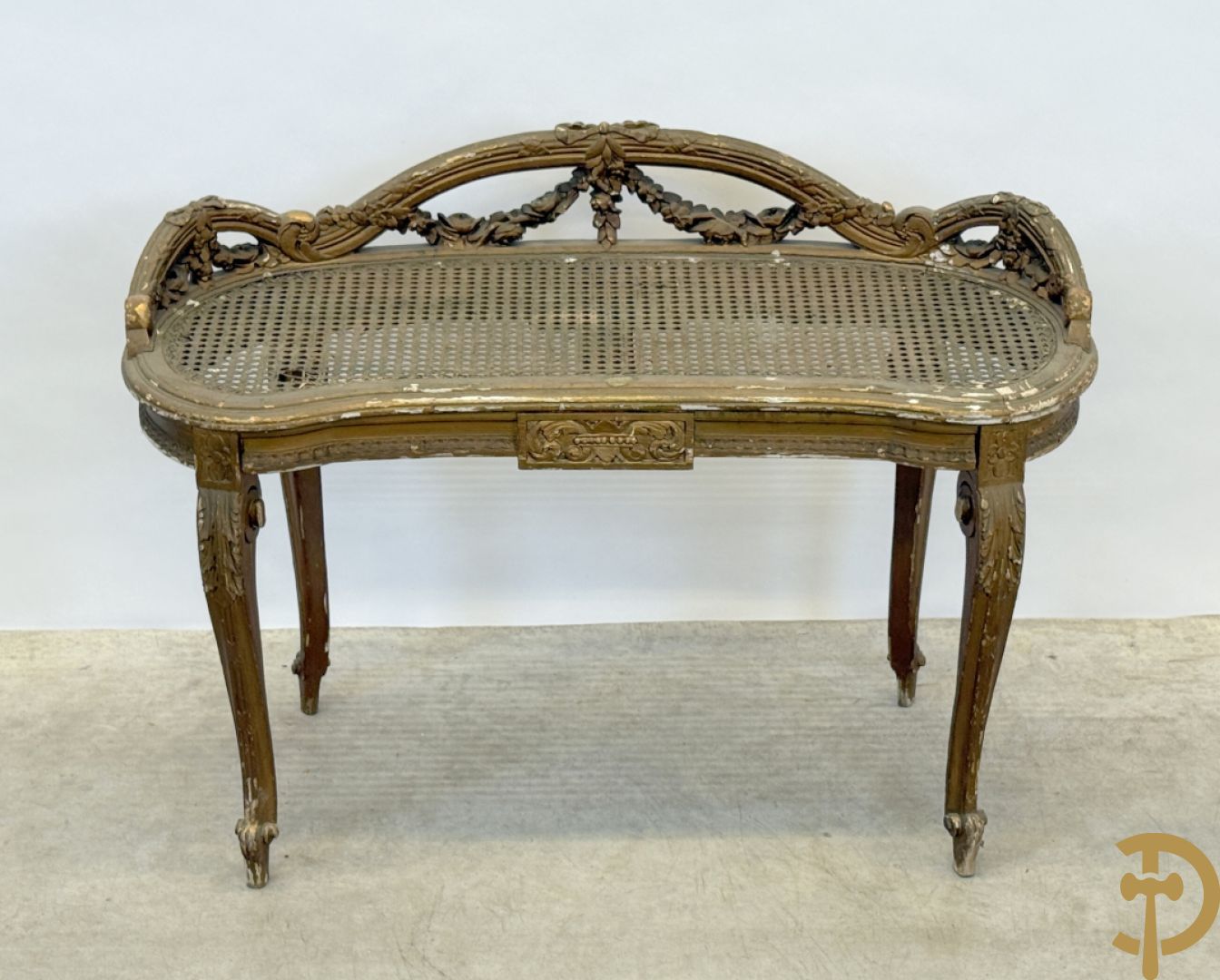 Vergulde Louis XVI banquette met bloemenguirlandes en canage