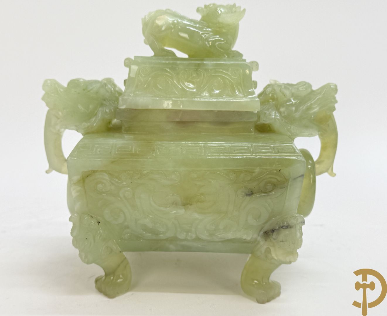 Brule parfum met sculptuur van fo honden in jadeiet + dekselpotiche in jadeiet met bloemen en vogeldecor