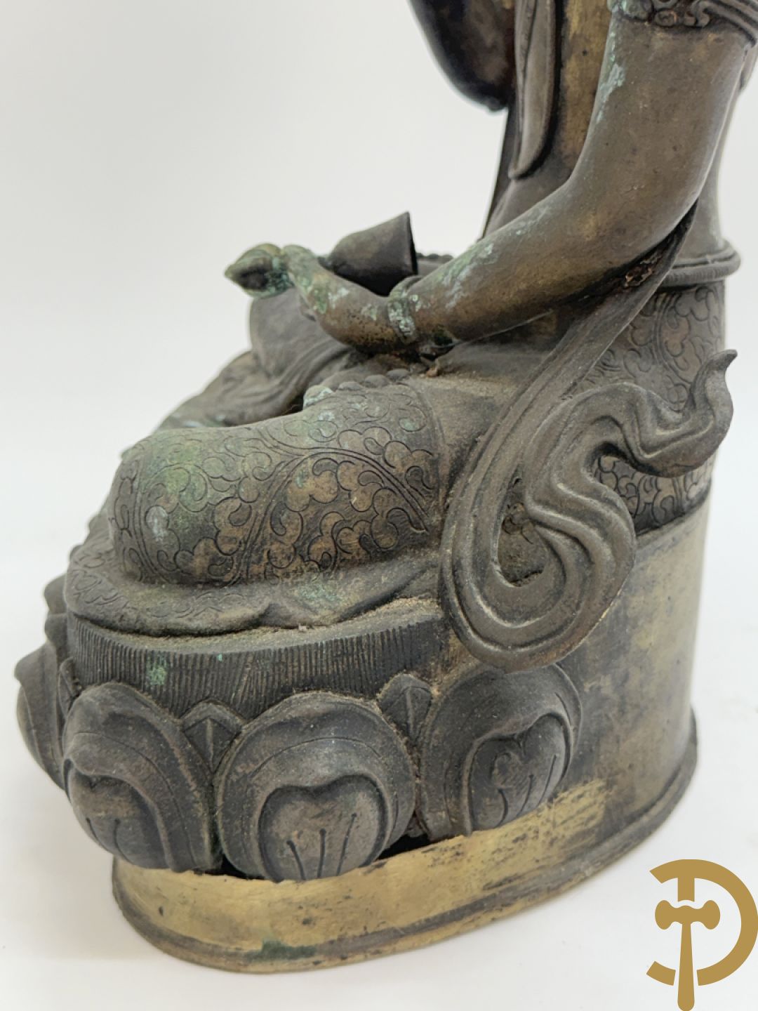 Bronzen neergezeten Boedha
