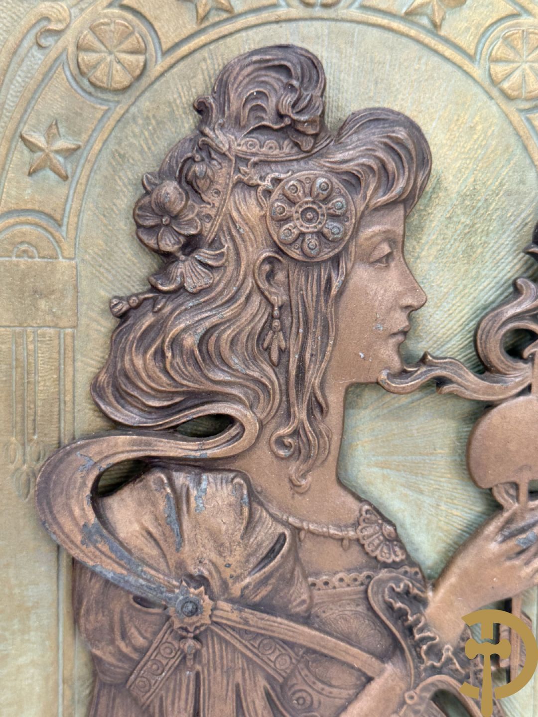 Paar vuurvergulde bronzen basreliefs met elegante dames en Jugendstil motieven